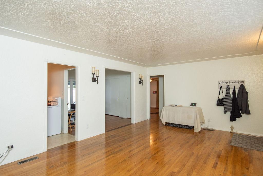 Detail Gallery Image 7 of 28 For 871 E D St, Oakdale,  CA 95361 - 3 Beds | 2 Baths