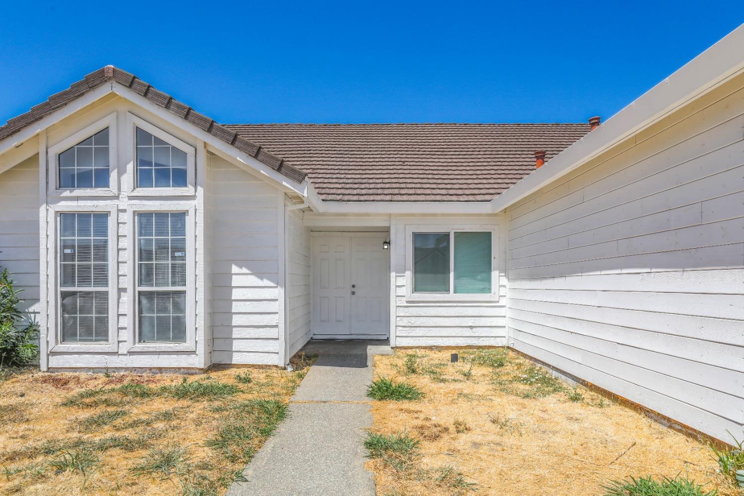 Detail Gallery Image 2 of 29 For 8004 Parkgate Way, Sacramento,  CA 95828 - 4 Beds | 2 Baths