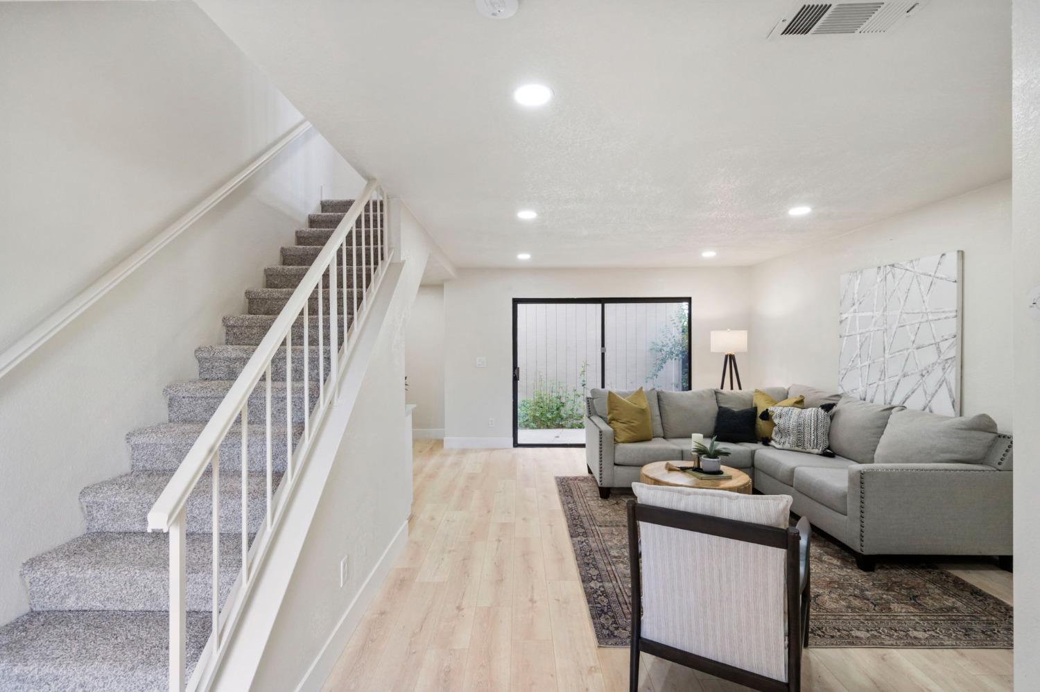 Detail Gallery Image 4 of 24 For 6870 Calvine Rd, Sacramento,  CA 95823 - 3 Beds | 2/1 Baths