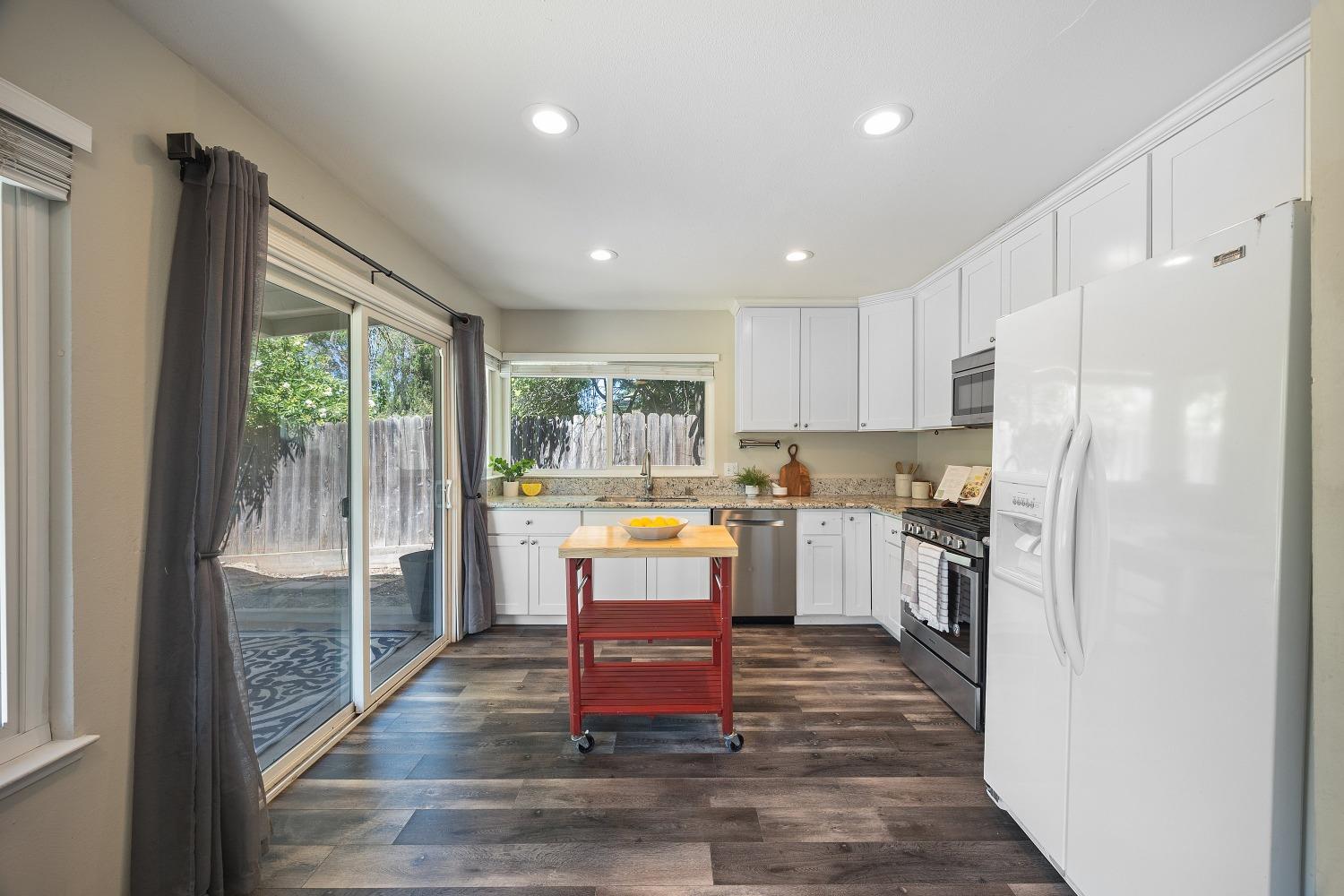 Detail Gallery Image 7 of 33 For 7055 Woodrick Way, Sacramento,  CA 95842 - 4 Beds | 2/1 Baths