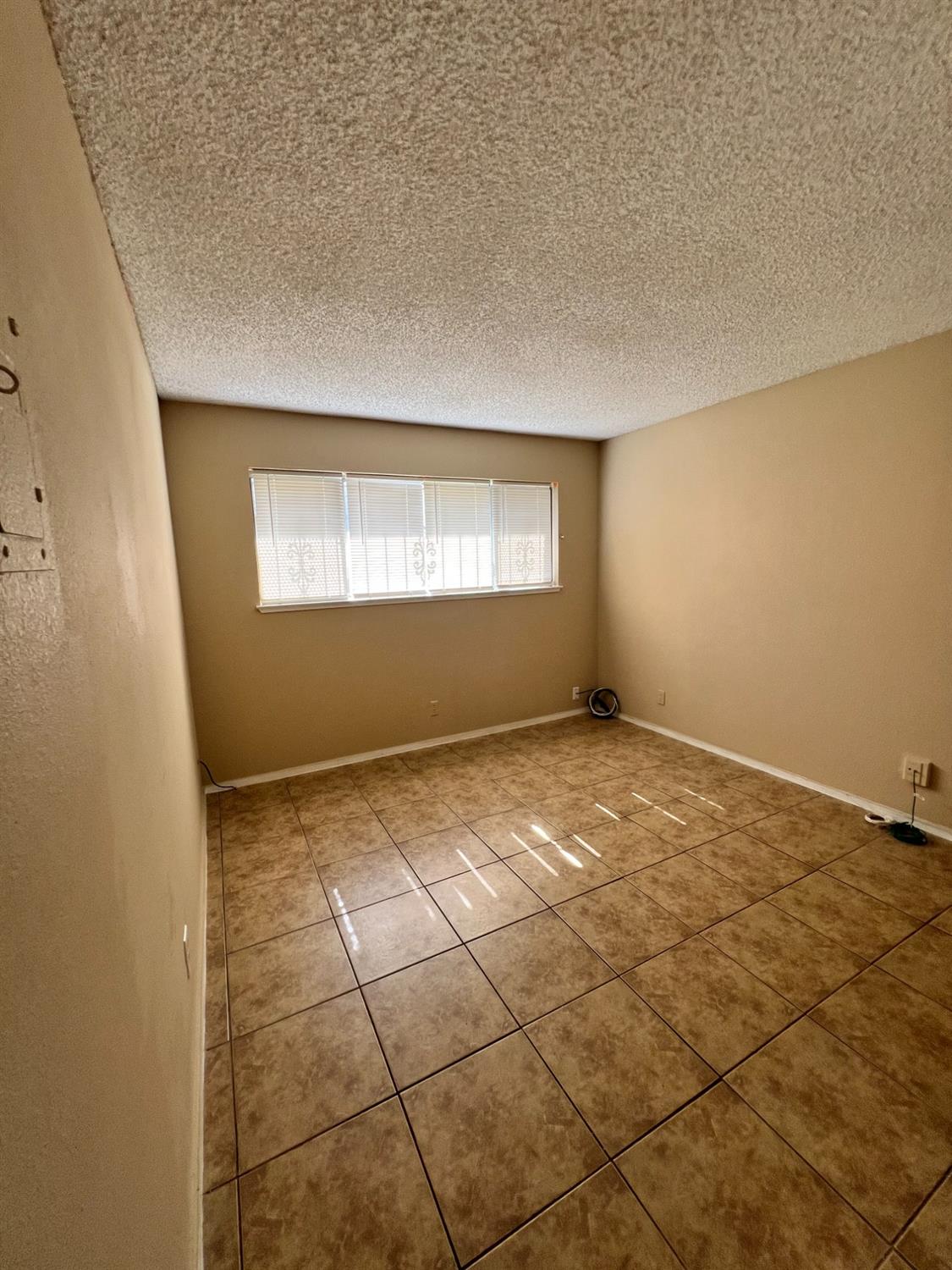 Detail Gallery Image 6 of 11 For 2923 Monte Diablo Ave #1,  Stockton,  CA 95203 - 2 Beds | 1 Baths