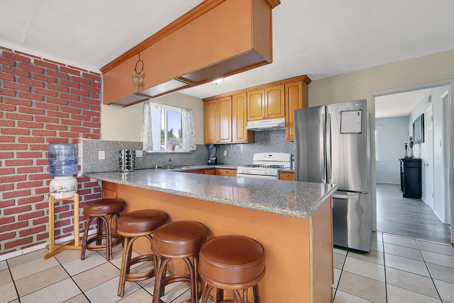Detail Gallery Image 4 of 47 For 7612 Beth, Sacramento,  CA 95832 - 3 Beds | 2 Baths