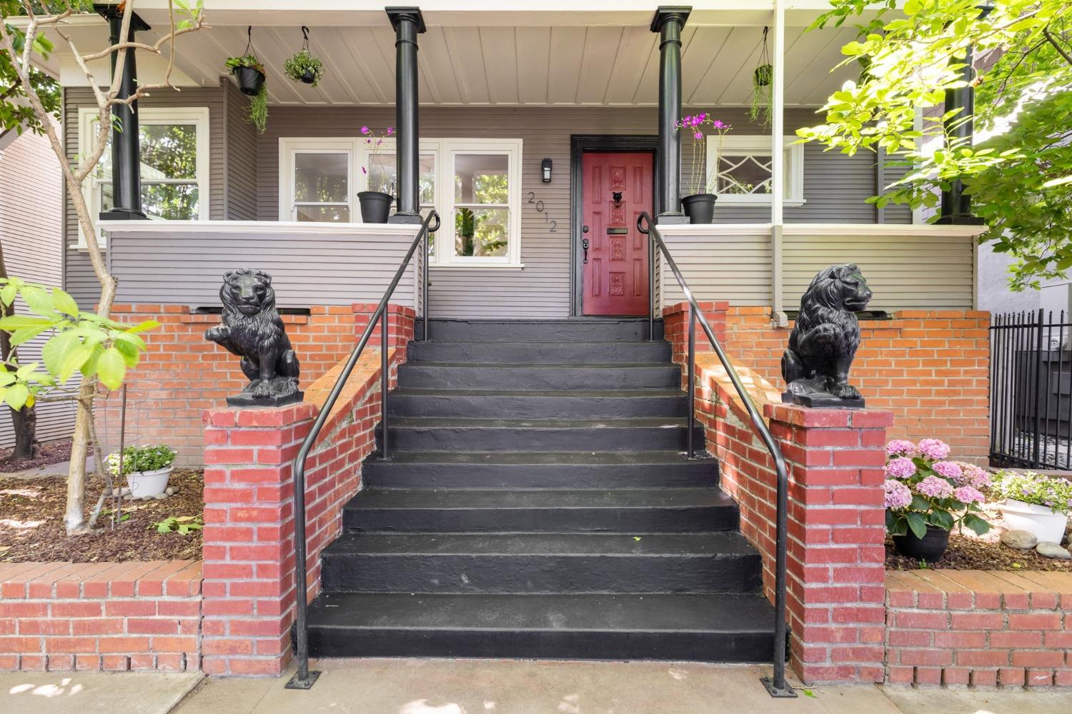 Detail Gallery Image 1 of 43 For 2012 F St, Sacramento,  CA 95811 - 5 Beds | 2 Baths