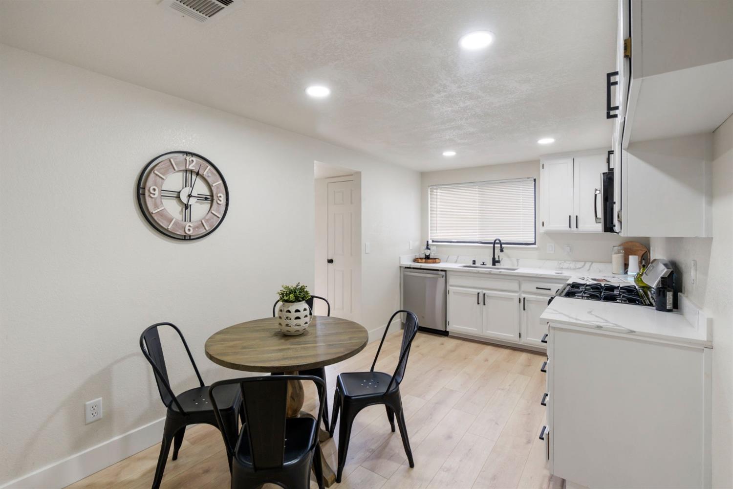 Detail Gallery Image 7 of 24 For 6870 Calvine Rd, Sacramento,  CA 95823 - 3 Beds | 2/1 Baths
