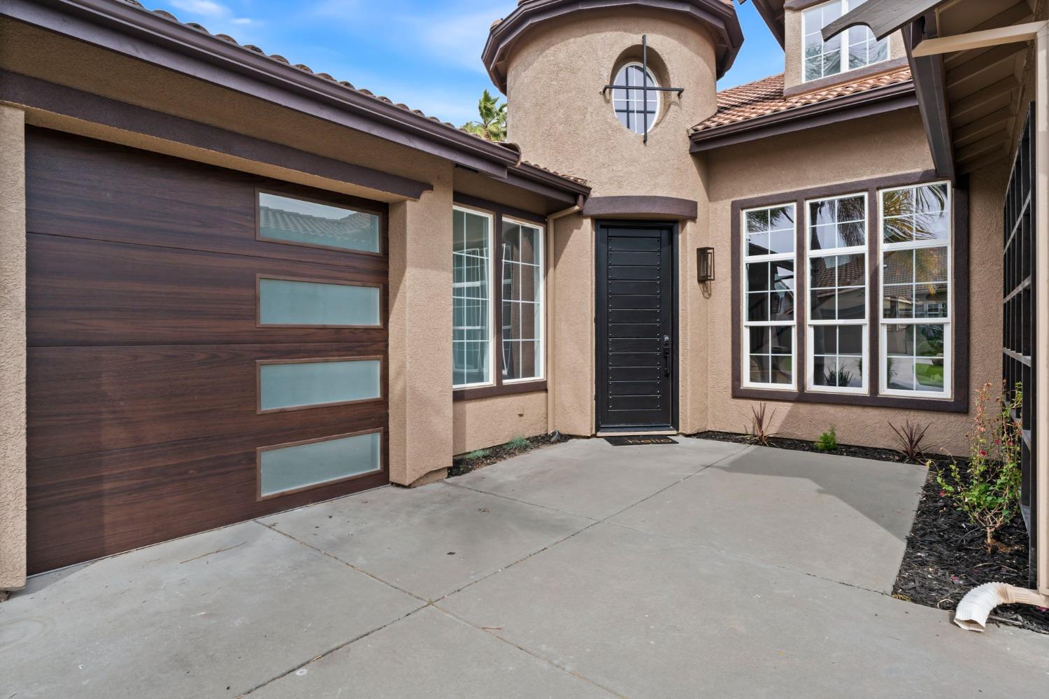 Detail Gallery Image 2 of 33 For 261 Vista Creek Cir, Sacramento,  CA 95835 - 5 Beds | 3/1 Baths