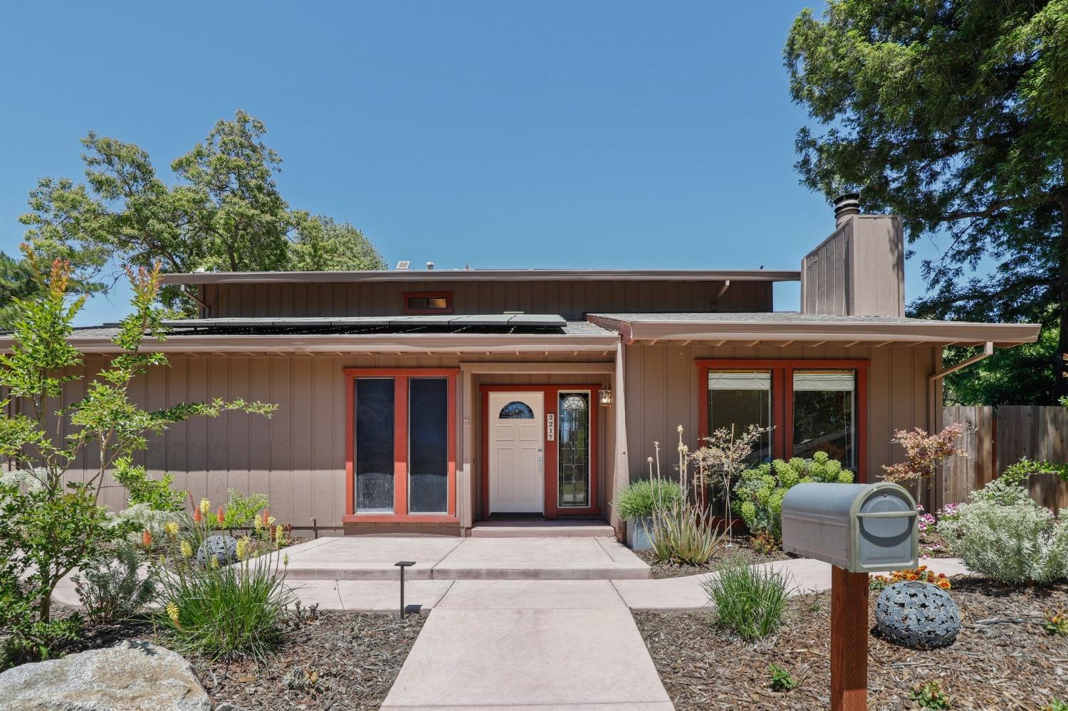 Alameda Ave, Davis, California image 1