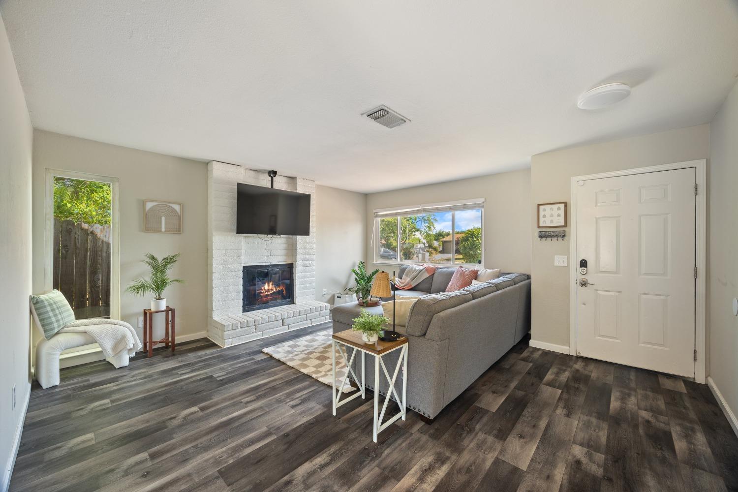 Detail Gallery Image 4 of 33 For 7055 Woodrick Way, Sacramento,  CA 95842 - 4 Beds | 2/1 Baths