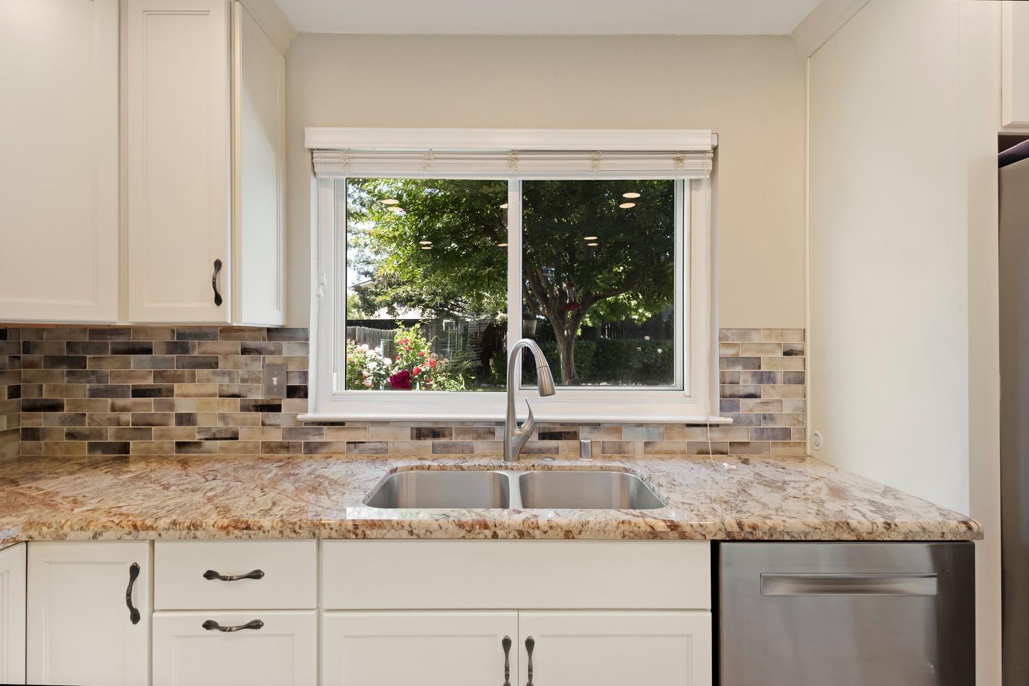 Detail Gallery Image 12 of 52 For 6627 Creekmont Way, Citrus Heights,  CA 95621 - 4 Beds | 2/1 Baths