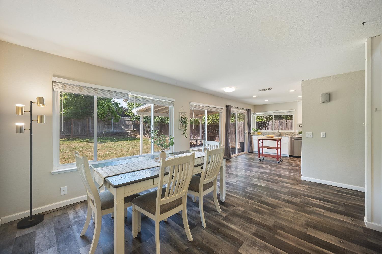 Detail Gallery Image 10 of 33 For 7055 Woodrick Way, Sacramento,  CA 95842 - 4 Beds | 2/1 Baths