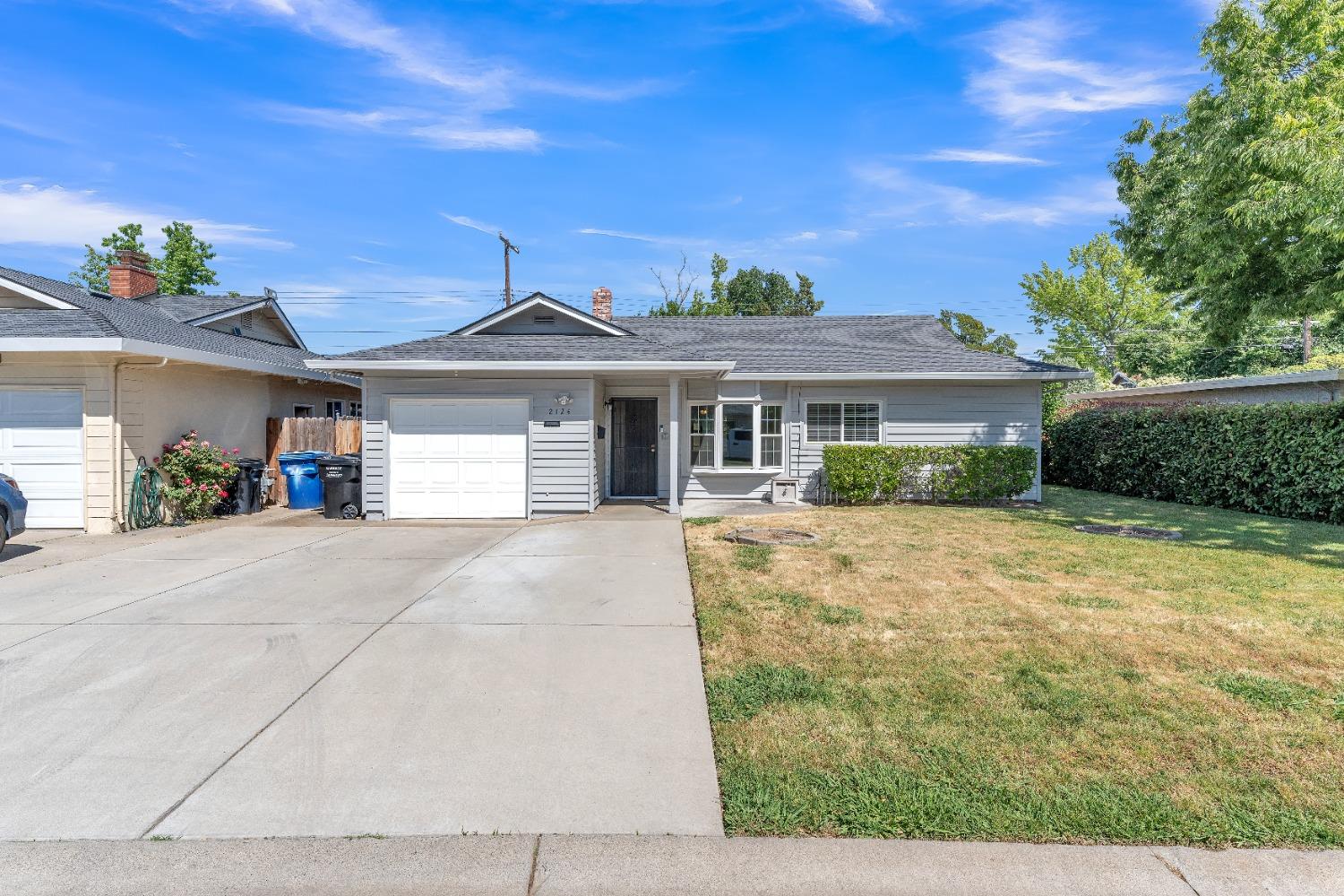 Detail Gallery Image 2 of 25 For 2124 Byron Rd, Sacramento,  CA 95825 - 2 Beds | 1 Baths