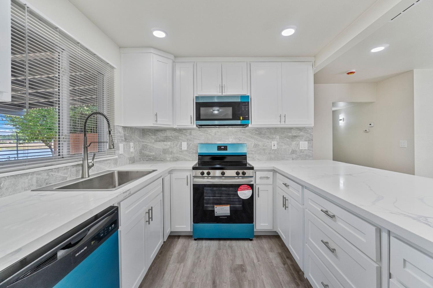 Detail Gallery Image 9 of 25 For 1704 E Los Altos Ave, Fresno,  CA 93710 - 3 Beds | 2 Baths