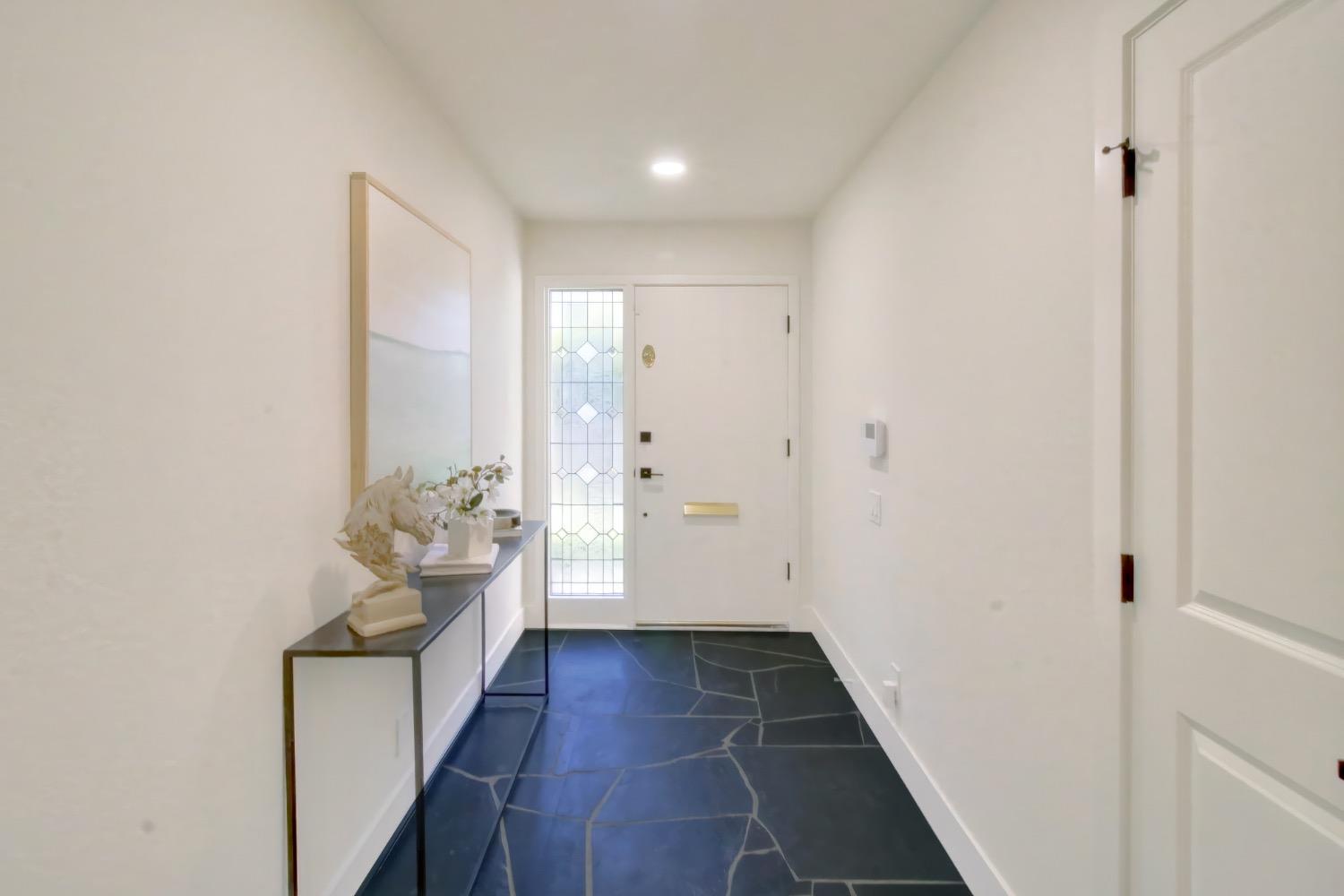 Detail Gallery Image 3 of 57 For 801 Commons Dr, Sacramento,  CA 95825 - 3 Beds | 2 Baths