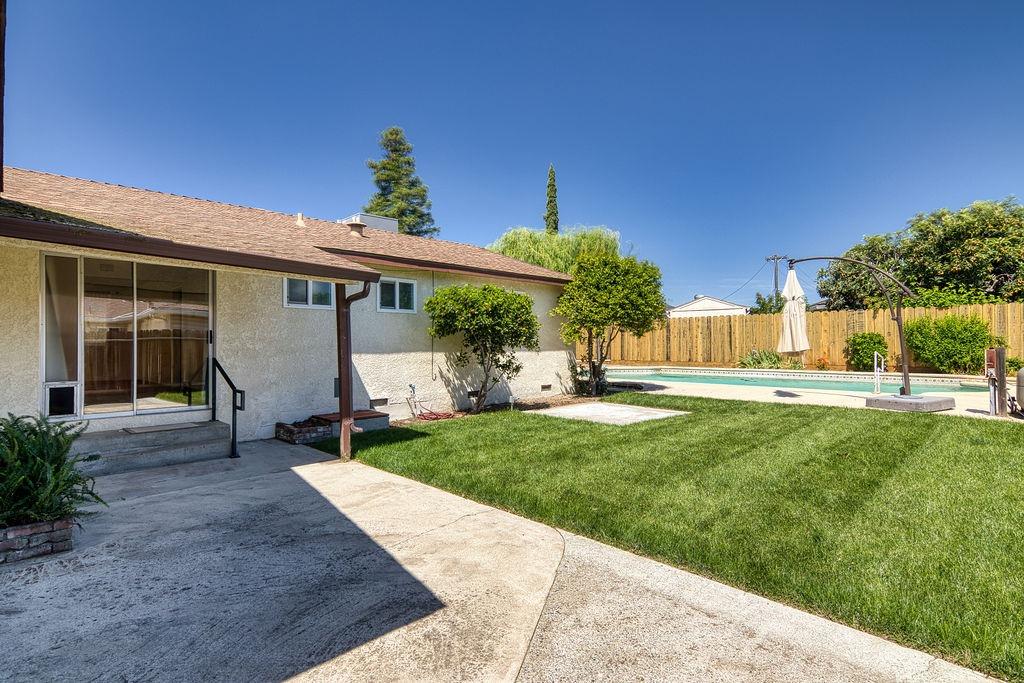 Detail Gallery Image 8 of 27 For 990 E C St, Oakdale,  CA 95361 - 3 Beds | 2 Baths