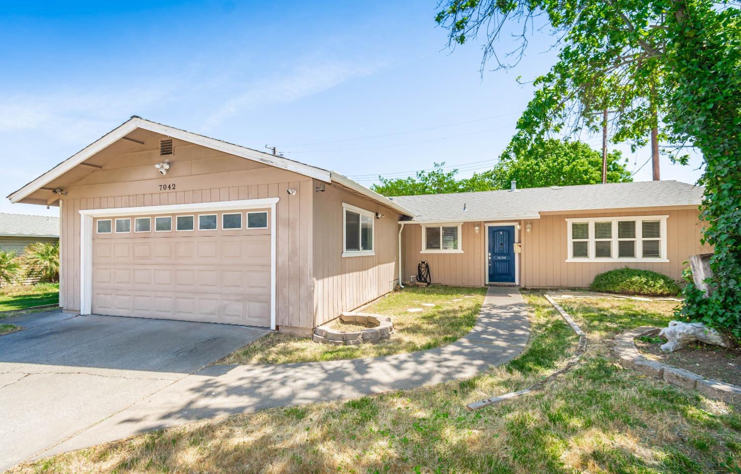 Detail Gallery Image 3 of 32 For 7042 Van Maren Ln, Citrus Heights,  CA 95621 - 3 Beds | 1/1 Baths