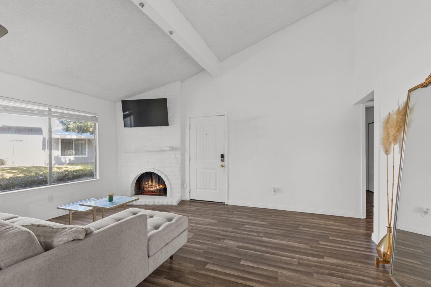 Photo #4: 225056084 Listing: Photo #4
