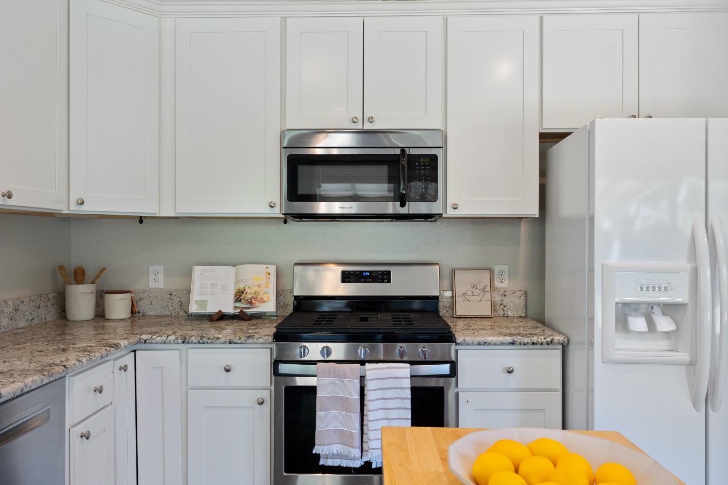 Detail Gallery Image 1 of 33 For 7055 Woodrick Way, Sacramento,  CA 95842 - 4 Beds | 2/1 Baths