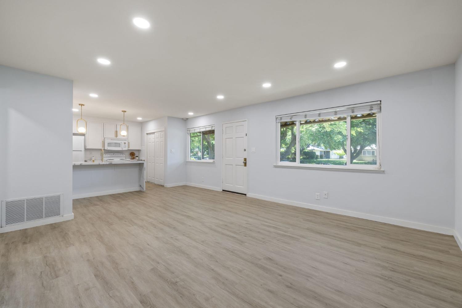 Photo #8: 225058740 Listing: Photo #8