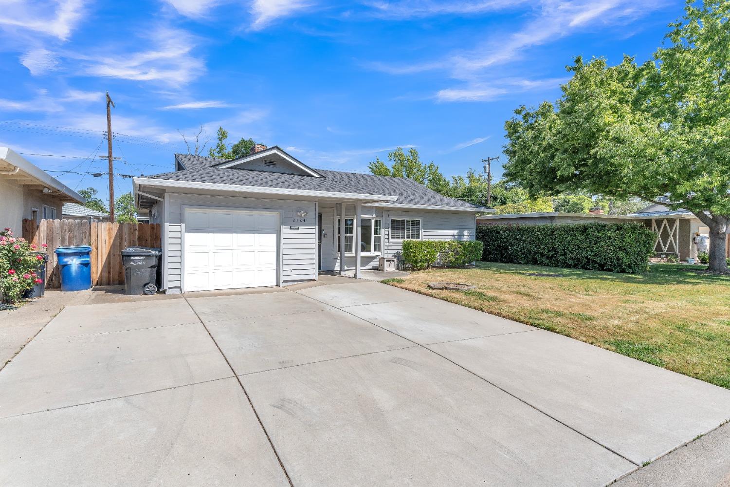 Detail Gallery Image 3 of 25 For 2124 Byron Rd, Sacramento,  CA 95825 - 2 Beds | 1 Baths