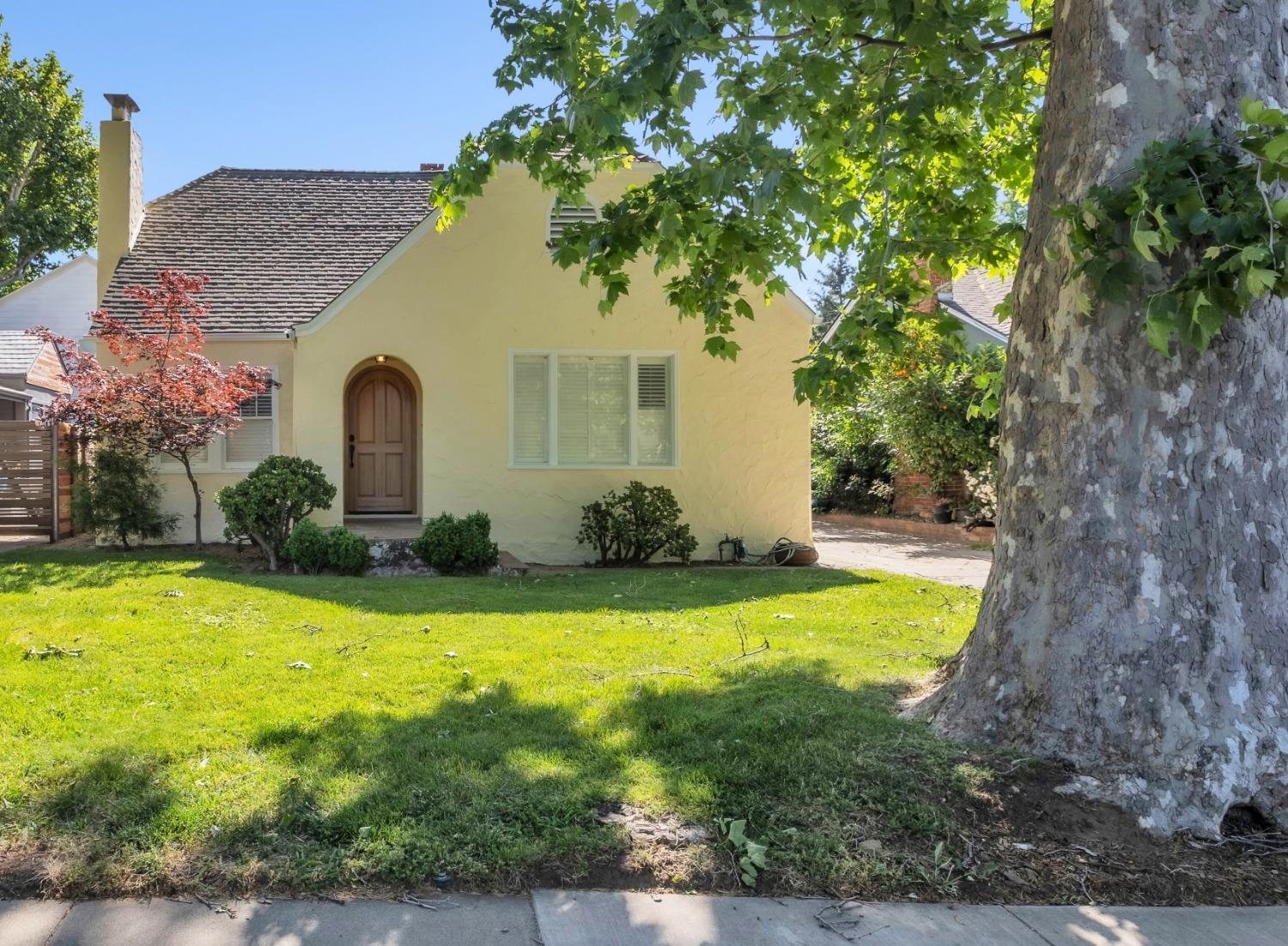 Detail Gallery Image 1 of 42 For 2172 Oakmont St, Sacramento,  CA 95815 - 2 Beds | 1 Baths