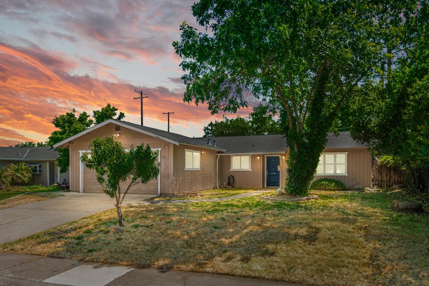 Detail Gallery Image 2 of 32 For 7042 Van Maren Ln, Citrus Heights,  CA 95621 - 3 Beds | 1/1 Baths