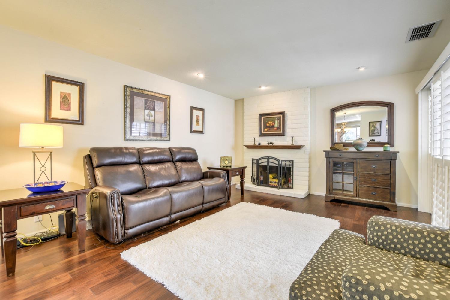 Detail Gallery Image 10 of 48 For 4904 Olive Oak Way, Carmichael,  CA 95608 - 4 Beds | 2 Baths