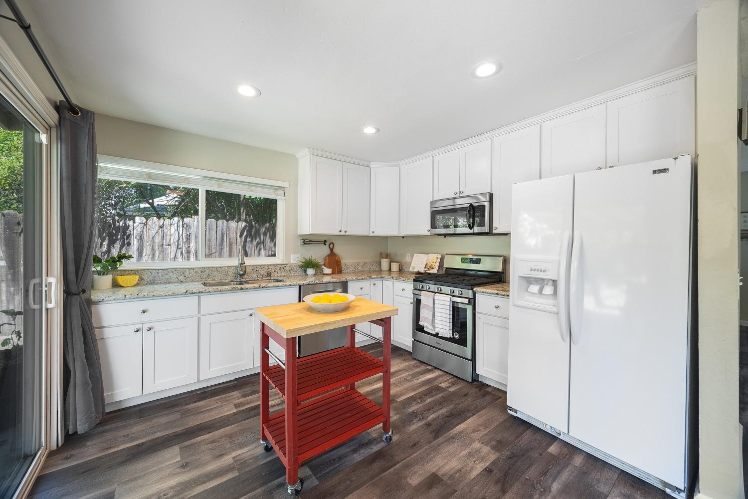 Detail Gallery Image 6 of 33 For 7055 Woodrick Way, Sacramento,  CA 95842 - 4 Beds | 2/1 Baths