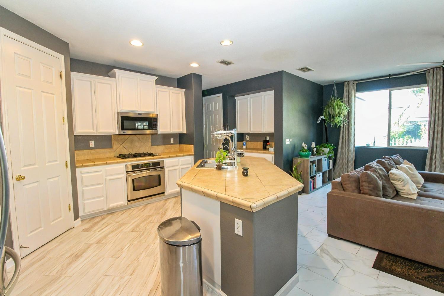 Detail Gallery Image 7 of 24 For 1193 Silver Spur Way, Plumas Lake,  CA 95961 - 4 Beds | 2 Baths