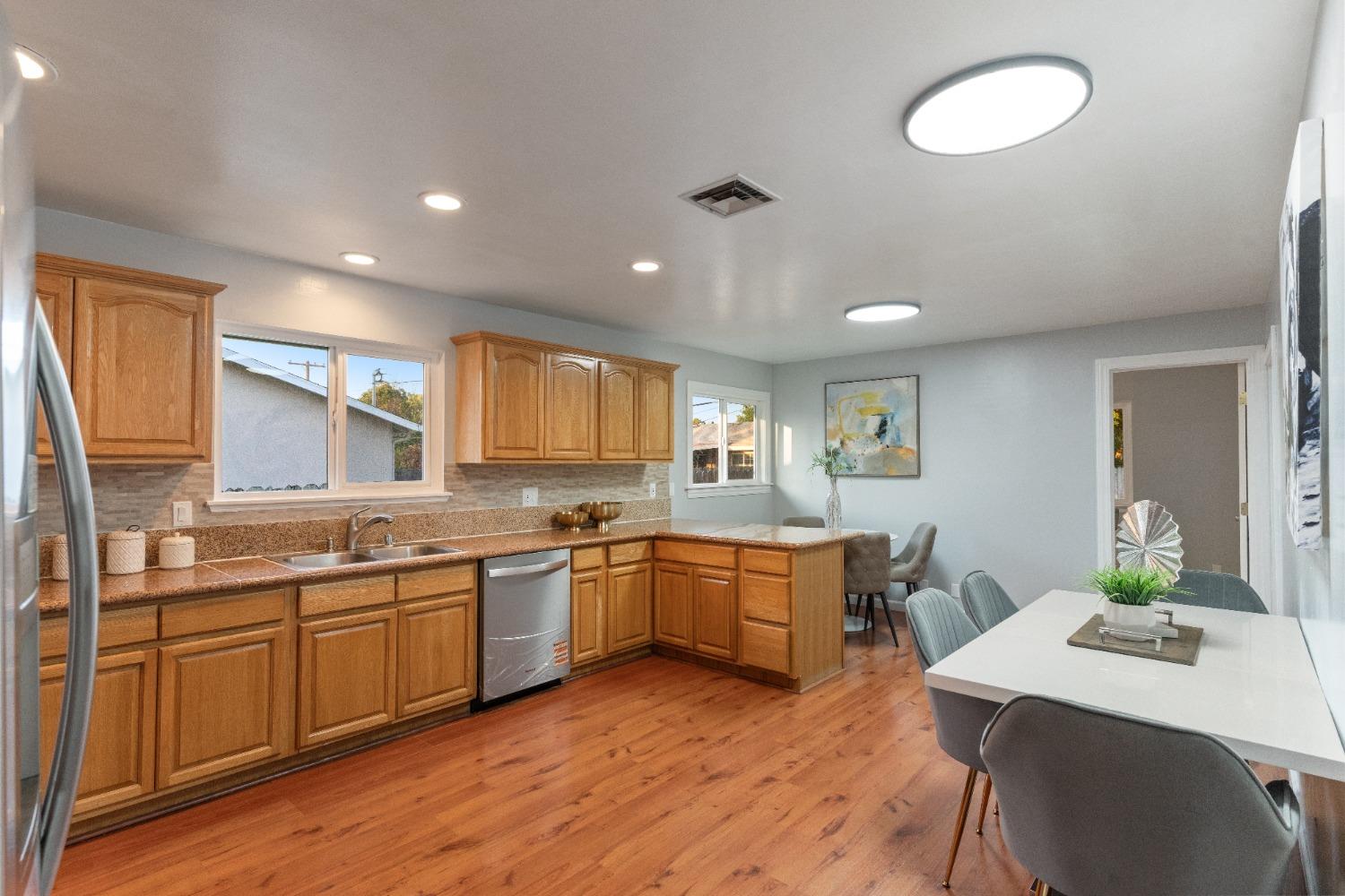 Detail Gallery Image 6 of 39 For 7477 21st St, Sacramento,  CA 95822 - 3 Beds | 2 Baths