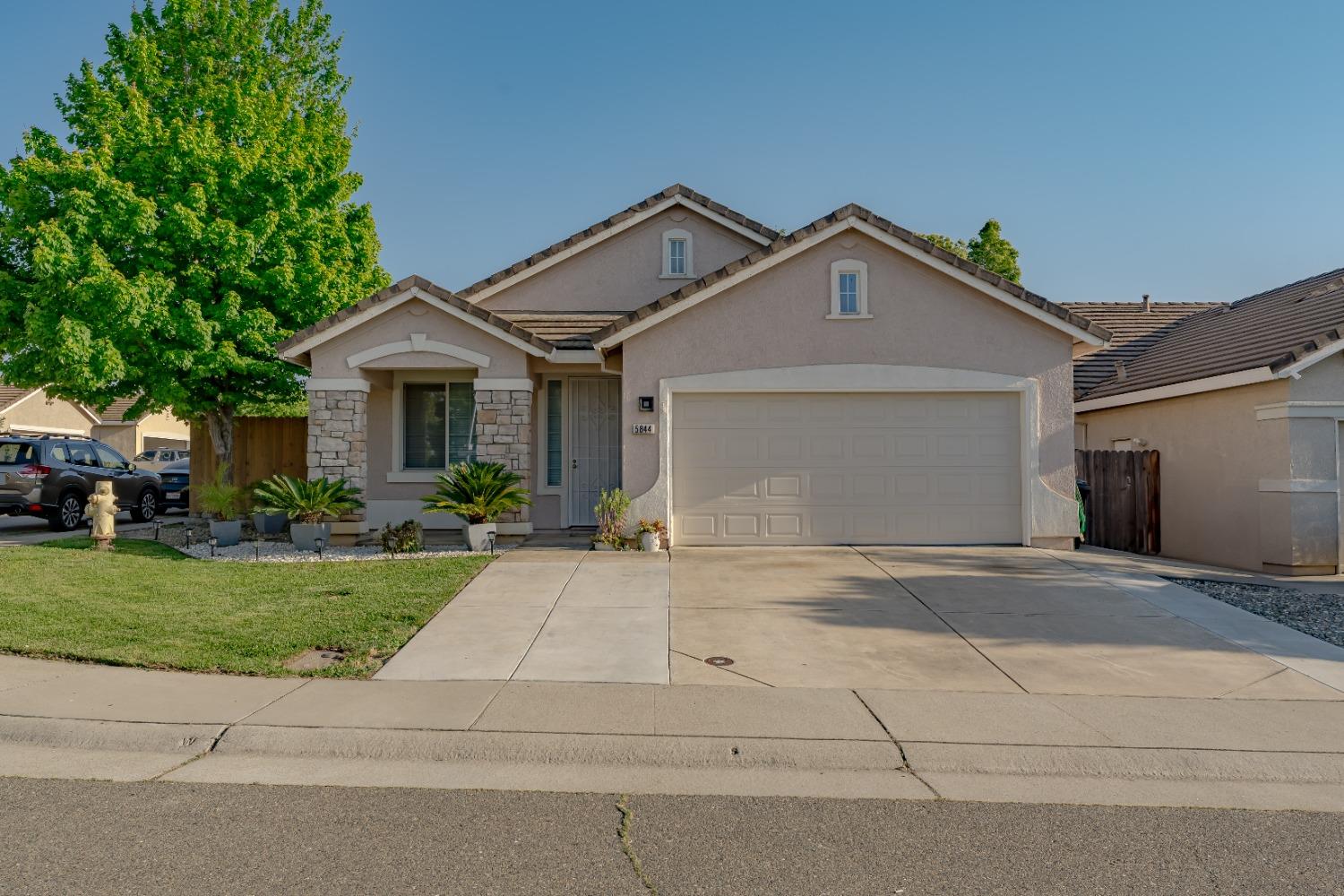 Detail Gallery Image 2 of 31 For 5844 Blue Beech Ct, Antelope,  CA 95843 - 4 Beds | 2 Baths