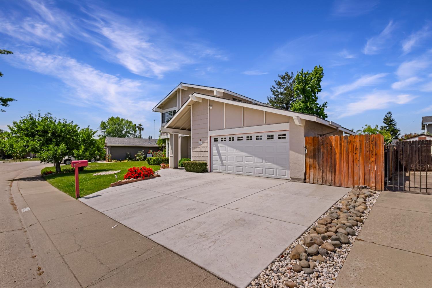 Detail Gallery Image 4 of 52 For 6627 Creekmont Way, Citrus Heights,  CA 95621 - 4 Beds | 2/1 Baths