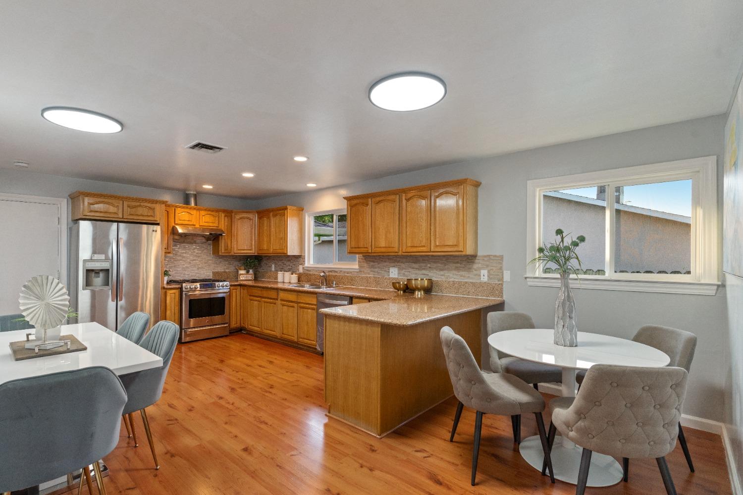 Detail Gallery Image 8 of 39 For 7477 21st St, Sacramento,  CA 95822 - 3 Beds | 2 Baths