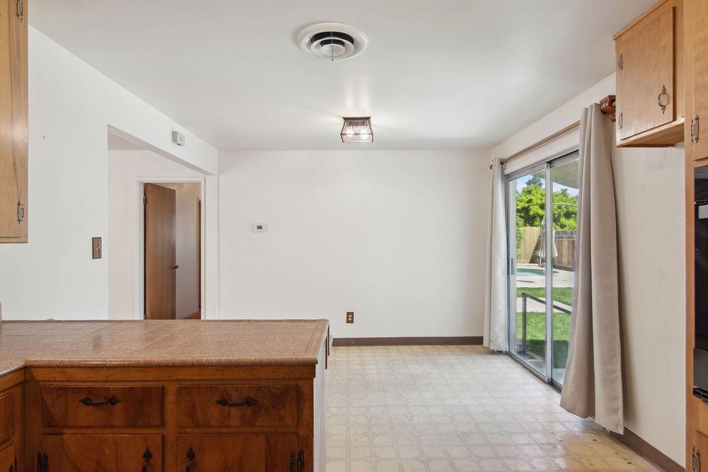 Detail Gallery Image 7 of 27 For 990 E C St, Oakdale,  CA 95361 - 3 Beds | 2 Baths