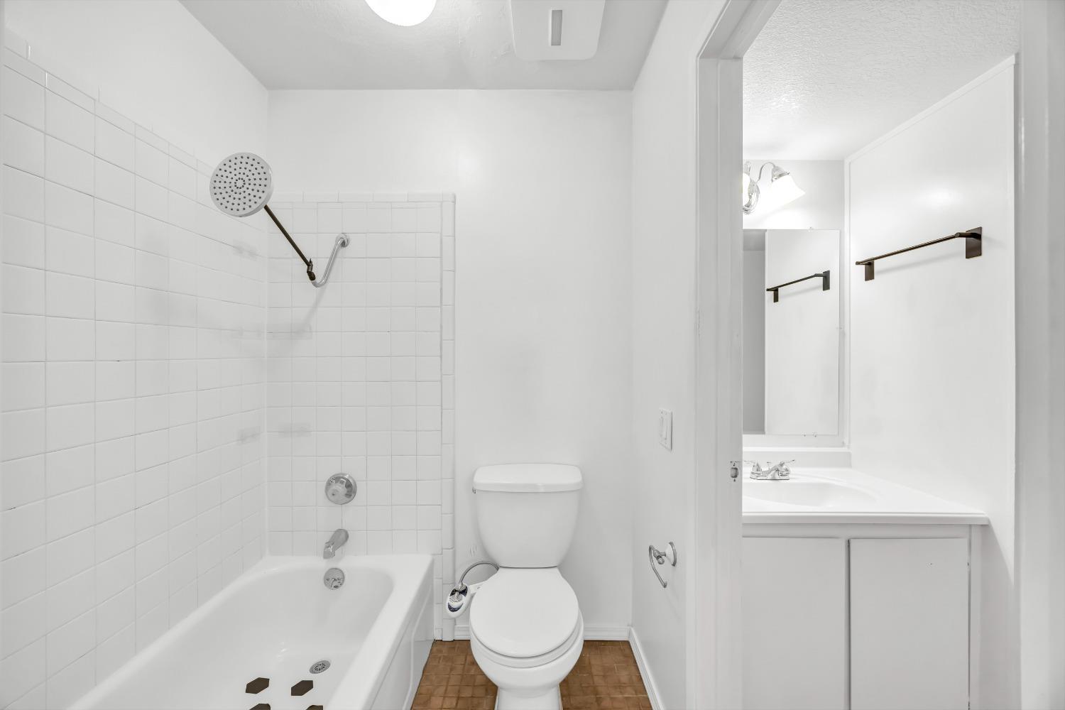 Photo #18: 225058496 Listing: Photo #18