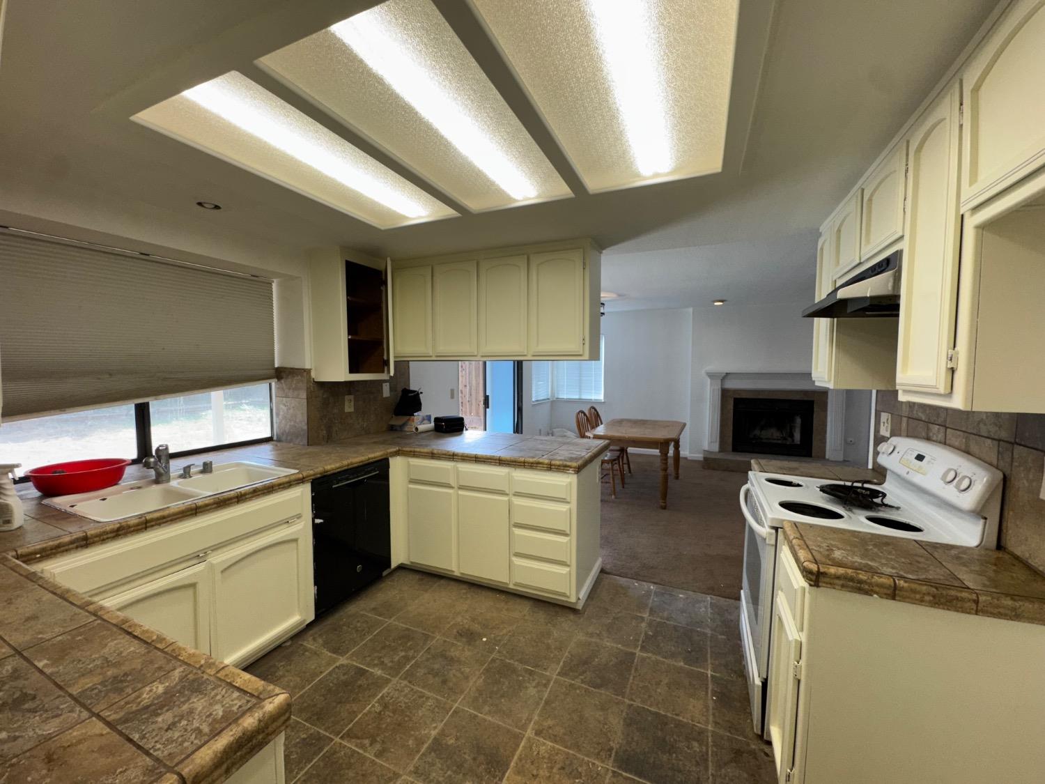 Detail Gallery Image 12 of 21 For 2036 Sheldon Dr, Modesto,  CA 95350 - 4 Beds | 2/1 Baths