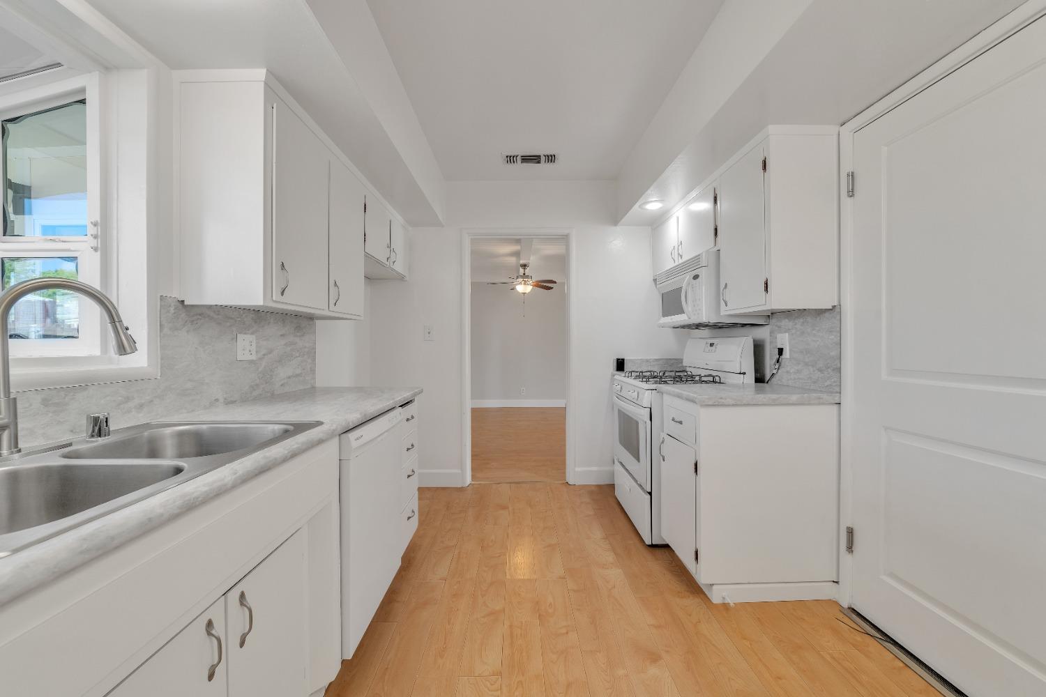 Detail Gallery Image 12 of 25 For 2124 Byron Rd, Sacramento,  CA 95825 - 2 Beds | 1 Baths