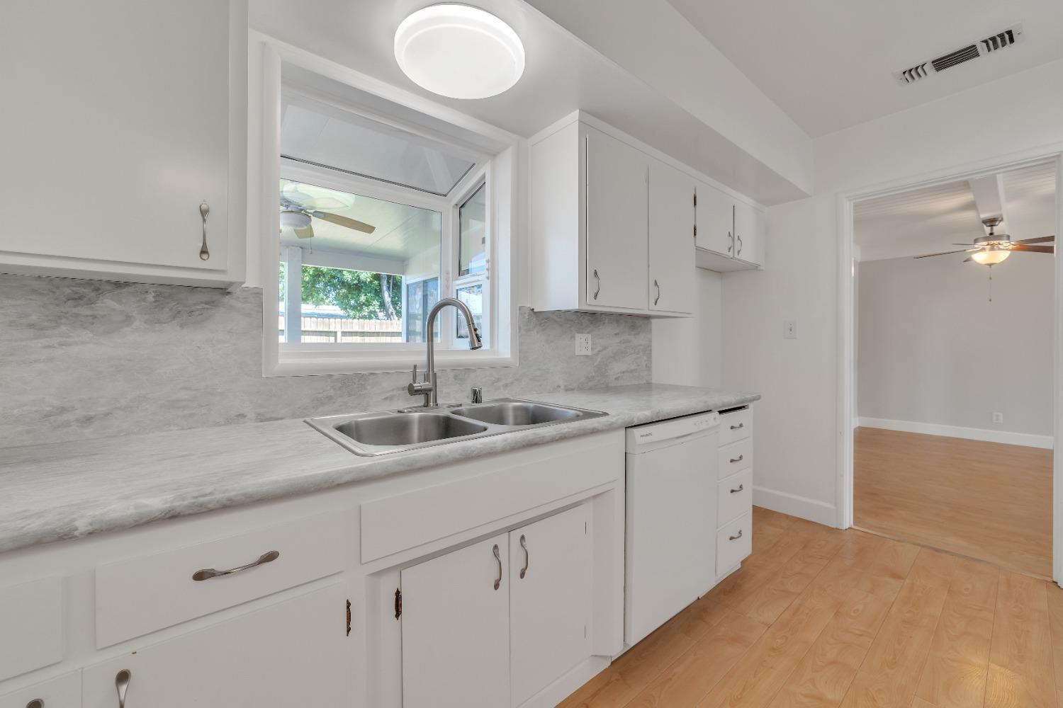 Detail Gallery Image 11 of 25 For 2124 Byron Rd, Sacramento,  CA 95825 - 2 Beds | 1 Baths