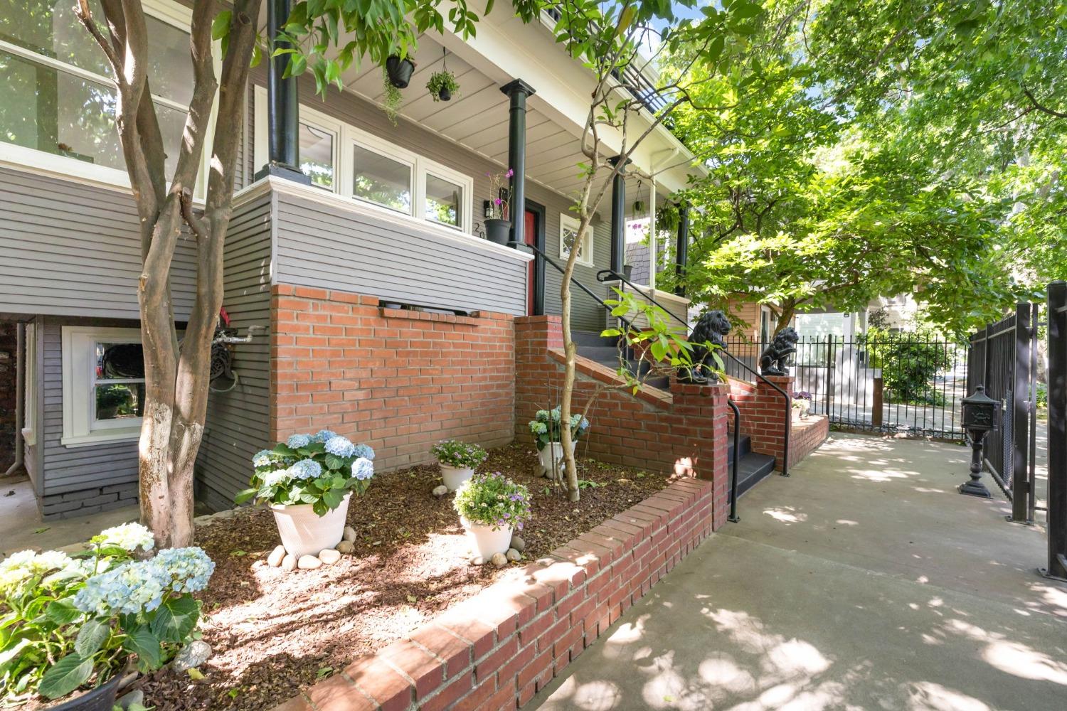 Detail Gallery Image 4 of 43 For 2012 F St, Sacramento,  CA 95811 - 5 Beds | 2 Baths