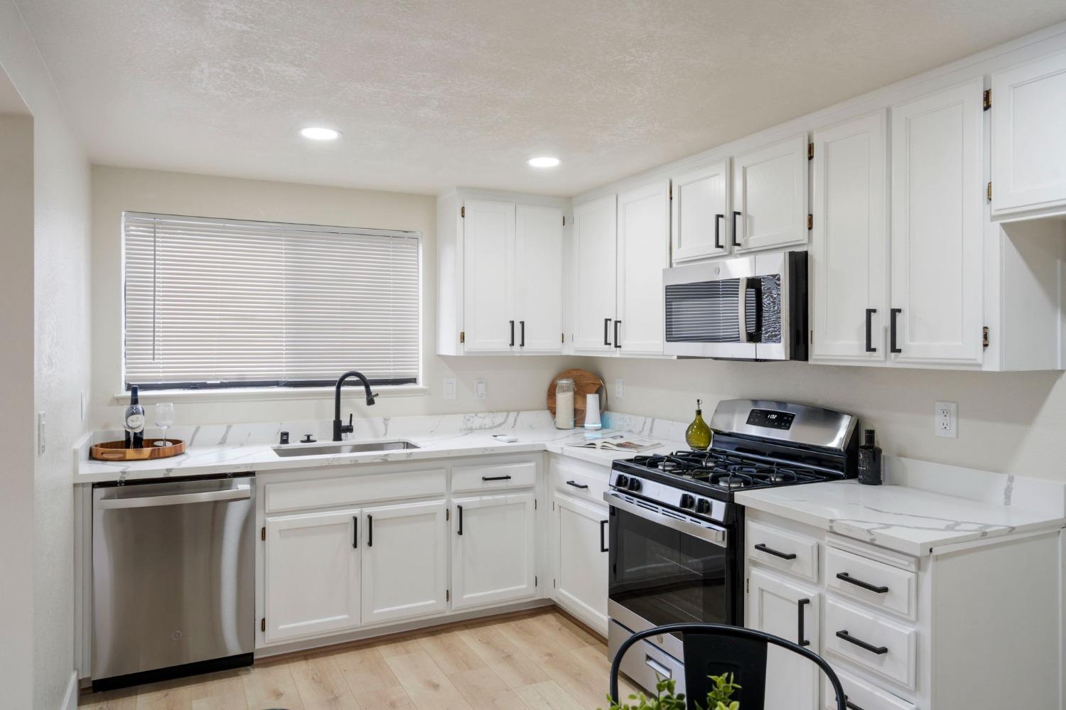 Detail Gallery Image 10 of 24 For 6870 Calvine Rd, Sacramento,  CA 95823 - 3 Beds | 2/1 Baths