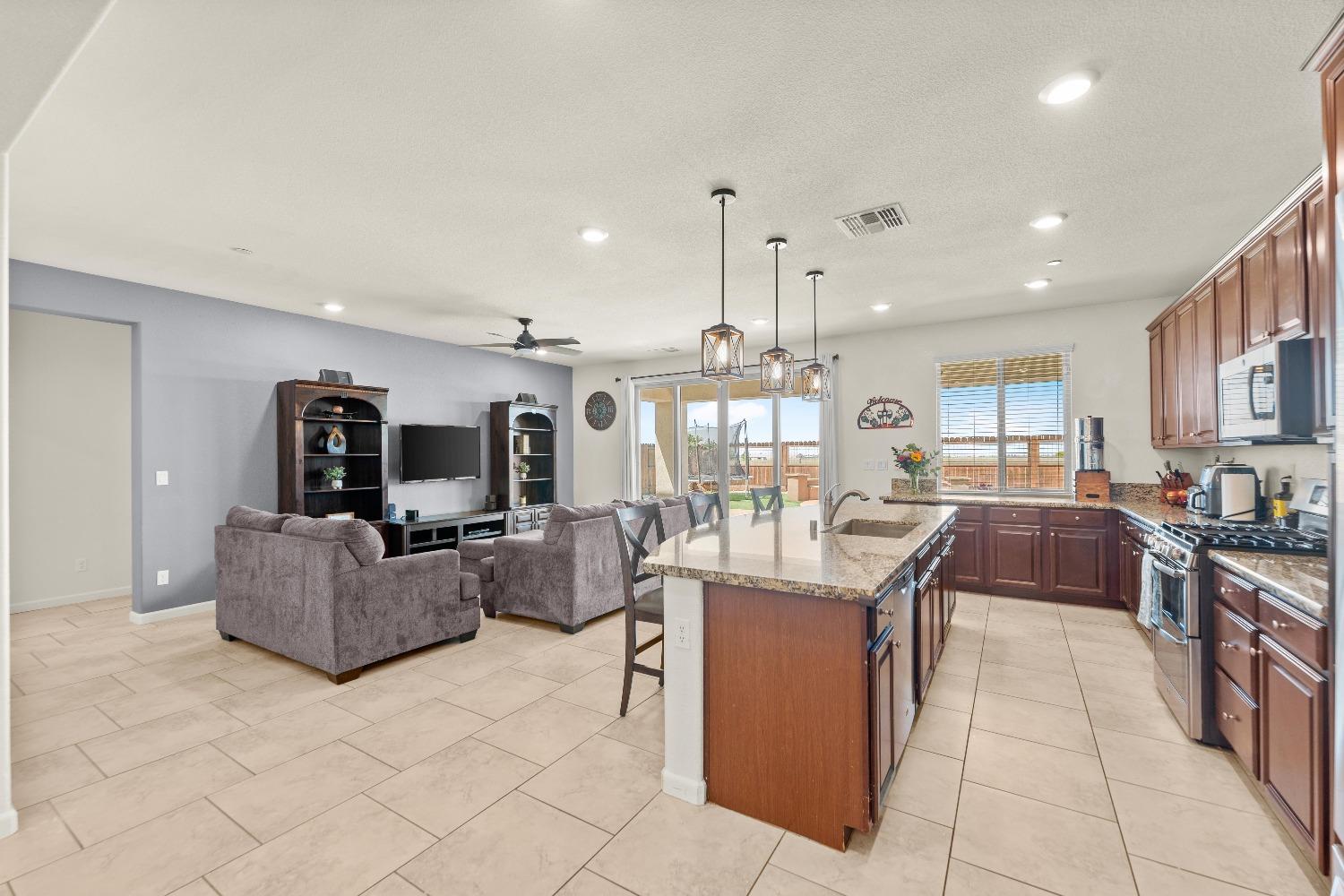 Detail Gallery Image 17 of 71 For 3706 Rockdale Dr, Rancho Cordova,  CA 95742 - 4 Beds | 3 Baths