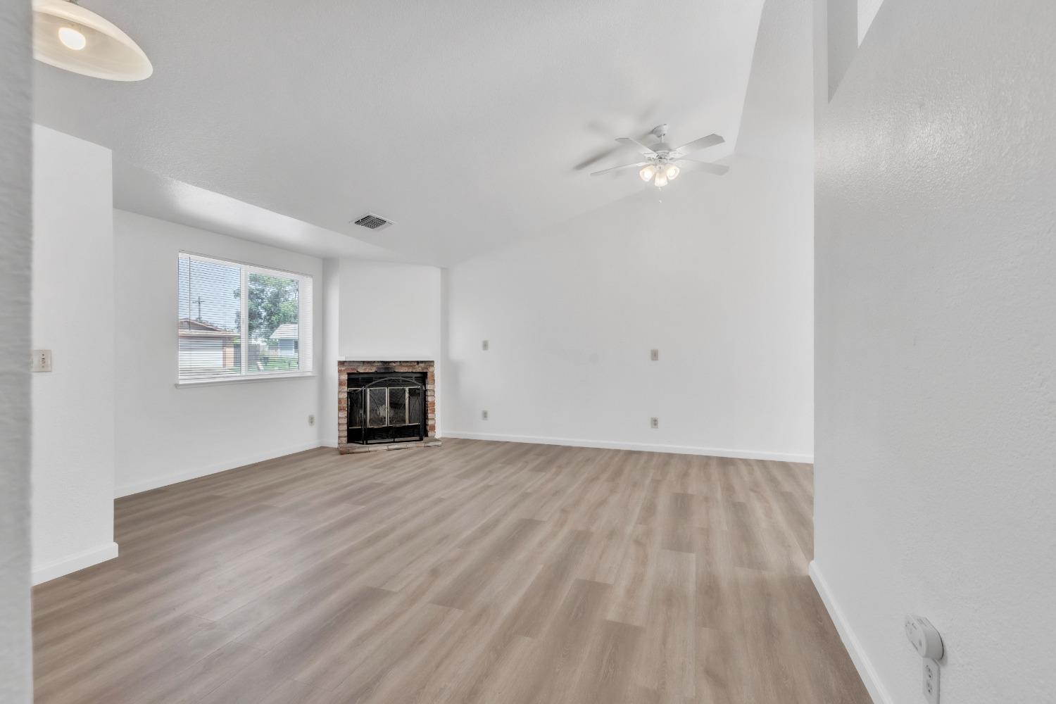 Detail Gallery Image 6 of 20 For 4355 Pow Way, Sacramento,  CA 95820 - 3 Beds | 2 Baths
