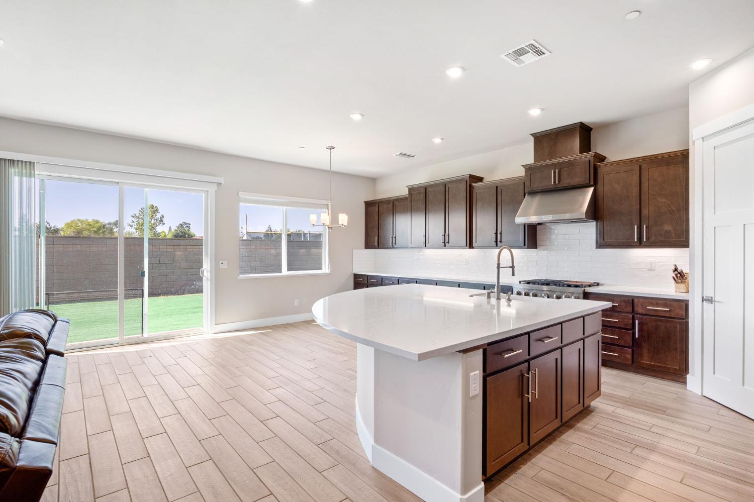 Detail Gallery Image 4 of 32 For 5856 High Hill Way, Fair Oaks,  CA 95628 - 4 Beds | 3 Baths