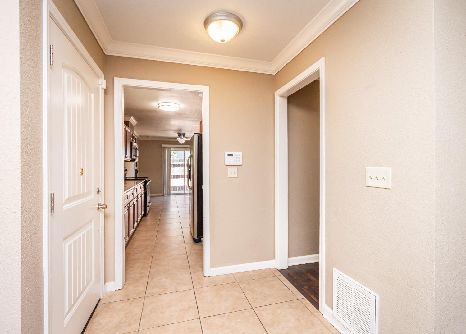Detail Gallery Image 12 of 32 For 7042 Van Maren Ln, Citrus Heights,  CA 95621 - 3 Beds | 1/1 Baths