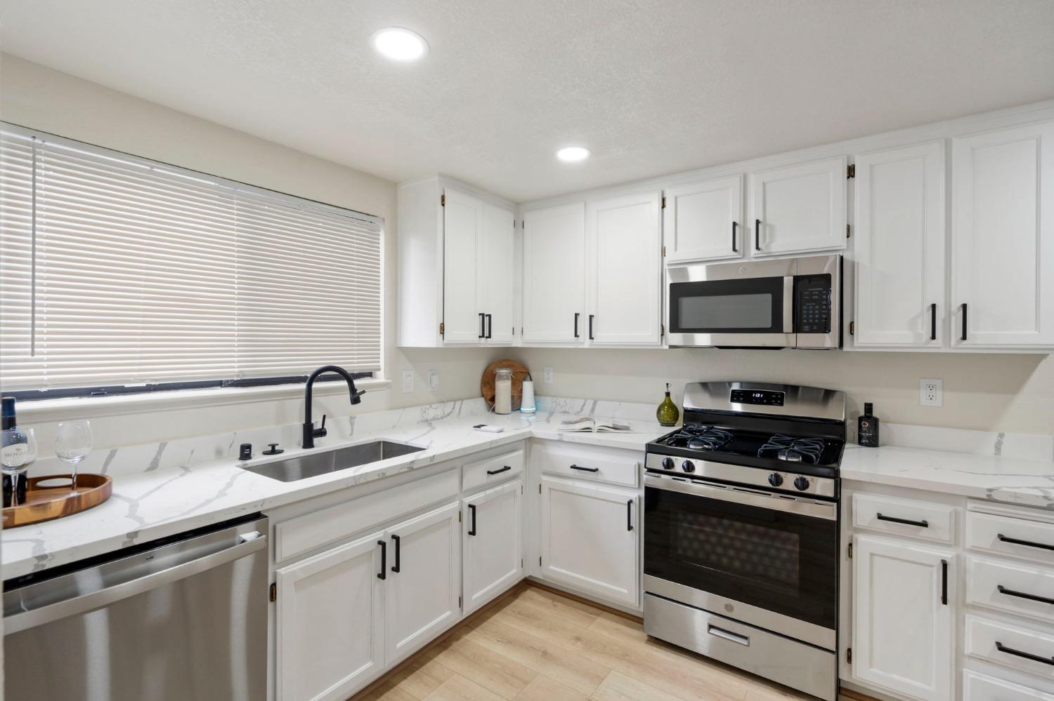 Detail Gallery Image 8 of 24 For 6870 Calvine Rd, Sacramento,  CA 95823 - 3 Beds | 2/1 Baths