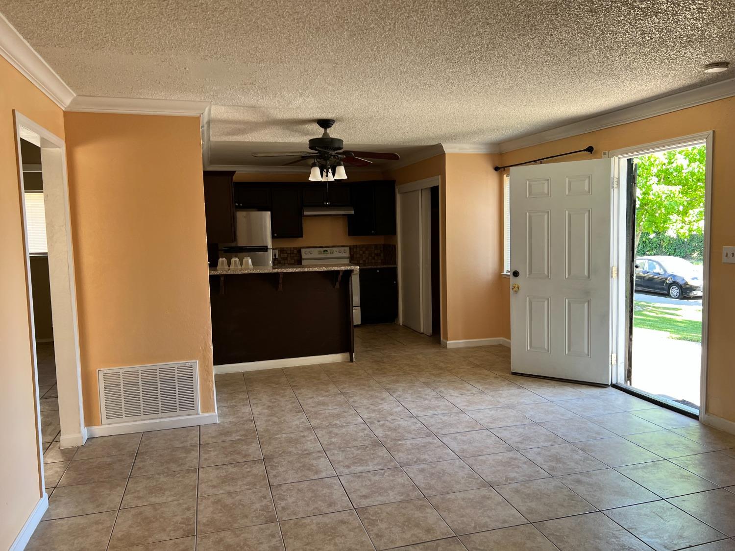 Detail Gallery Image 3 of 11 For 2923 Monte Diablo Ave #1,  Stockton,  CA 95203 - 2 Beds | 1 Baths
