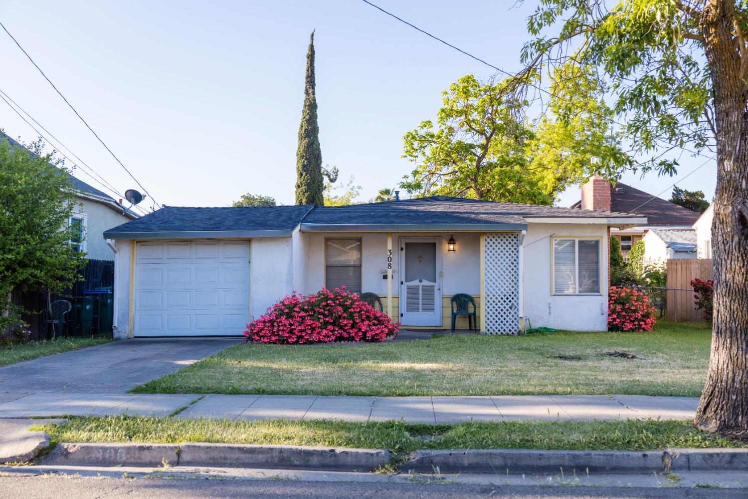 Detail Gallery Image 1 of 24 For 308 Blain Ave, Stockton,  CA 95204 - 3 Beds | 1 Baths