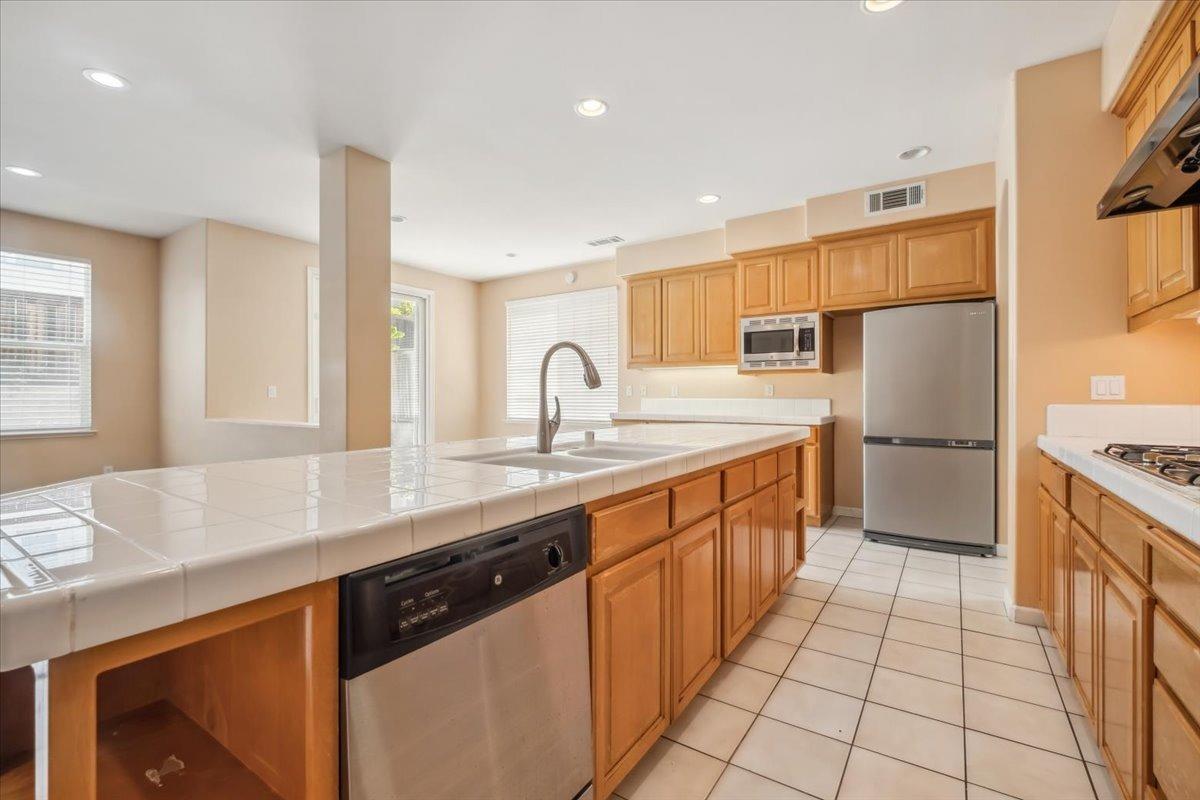 Detail Gallery Image 13 of 45 For 1012 Rock Harbor Pt, Hercules,  CA 94547 - 4 Beds | 4 Baths