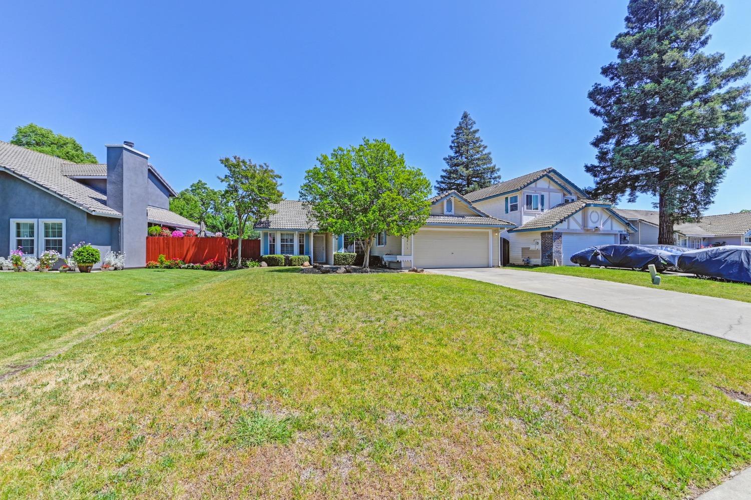 Detail Gallery Image 2 of 39 For 8211 Montreux Way, Sacramento,  CA 95828 - 3 Beds | 2 Baths