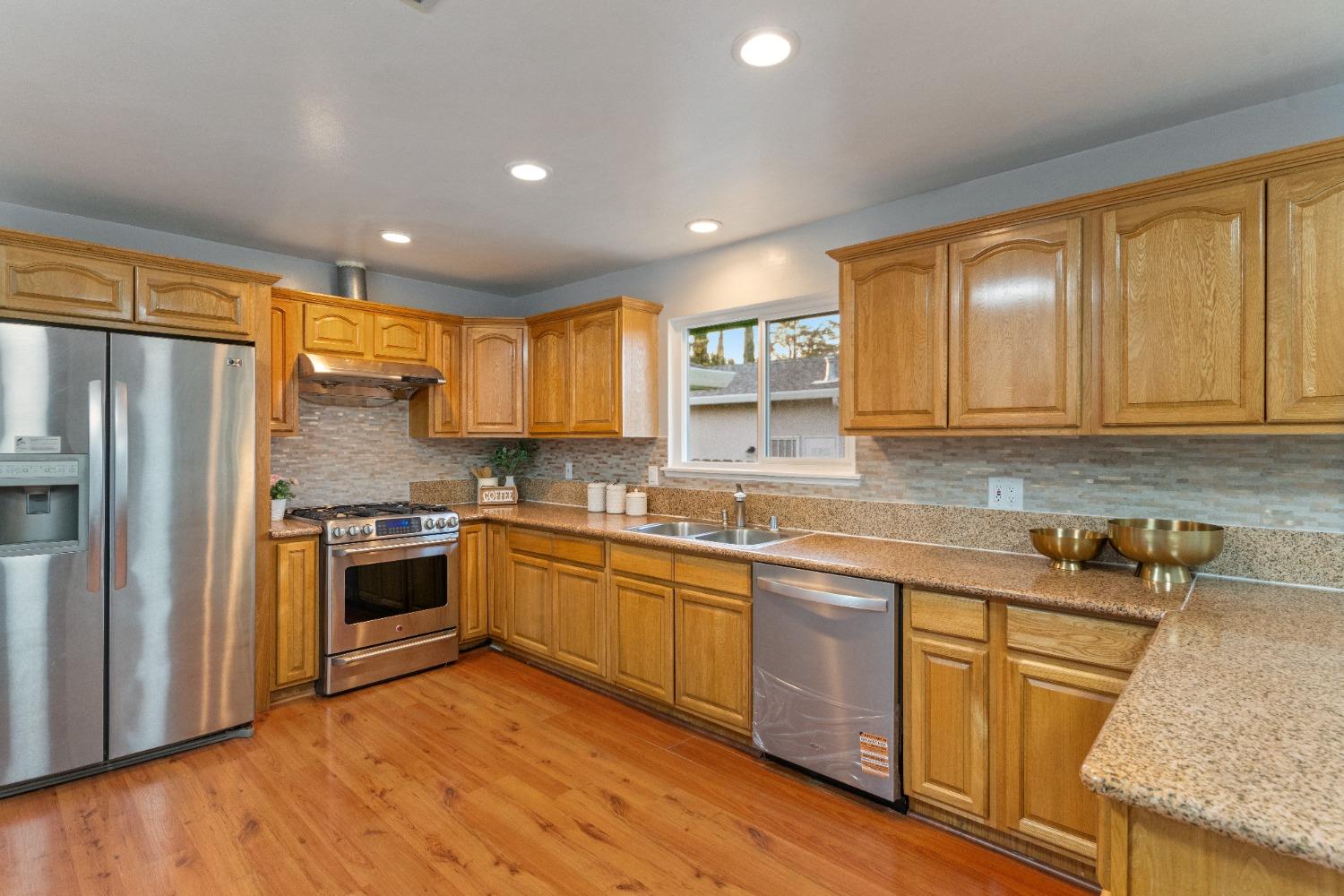 Detail Gallery Image 7 of 39 For 7477 21st St, Sacramento,  CA 95822 - 3 Beds | 2 Baths