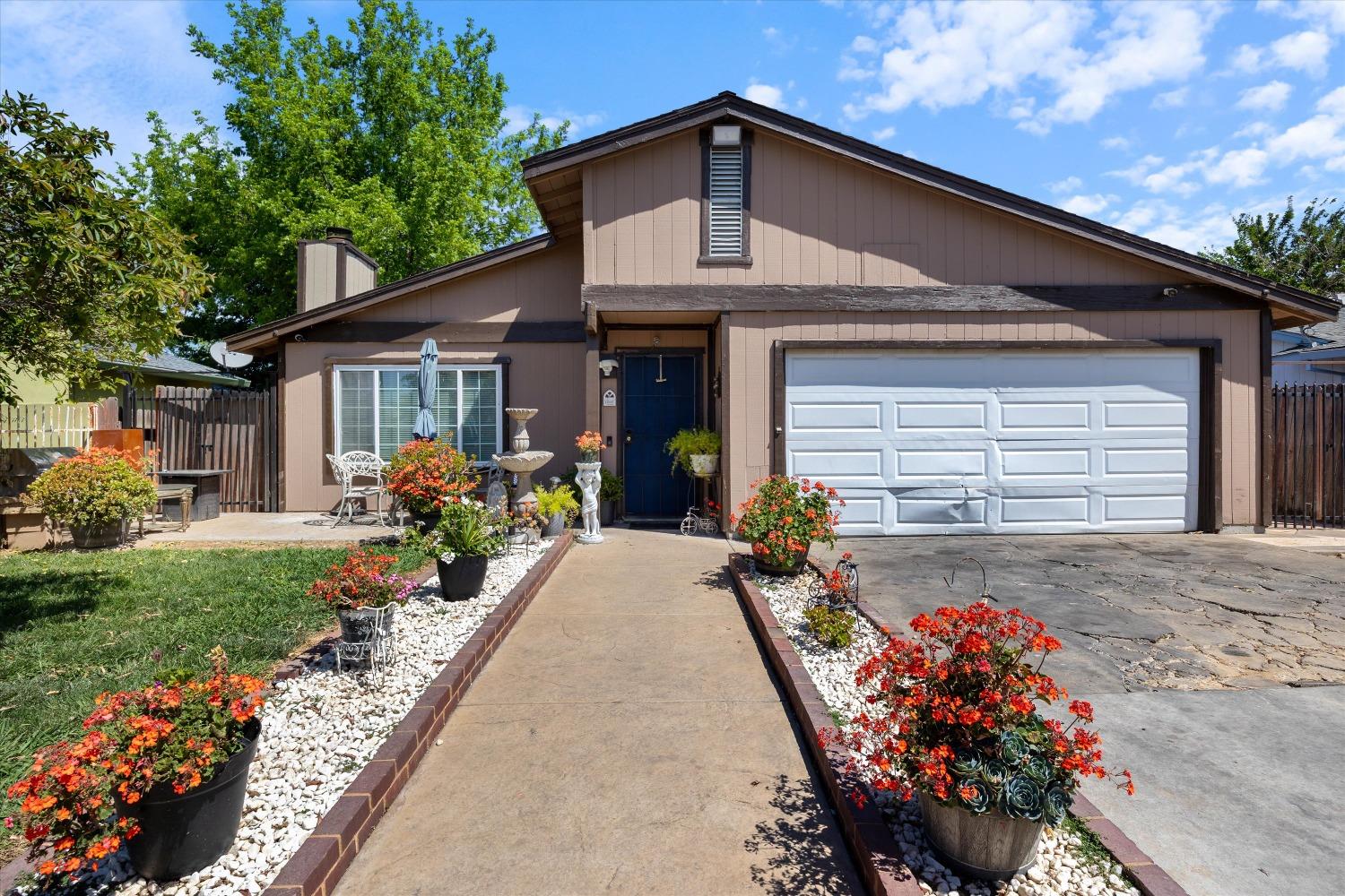 Detail Gallery Image 3 of 32 For 7637 Maralee Way, Sacramento,  CA 95824 - 4 Beds | 2 Baths