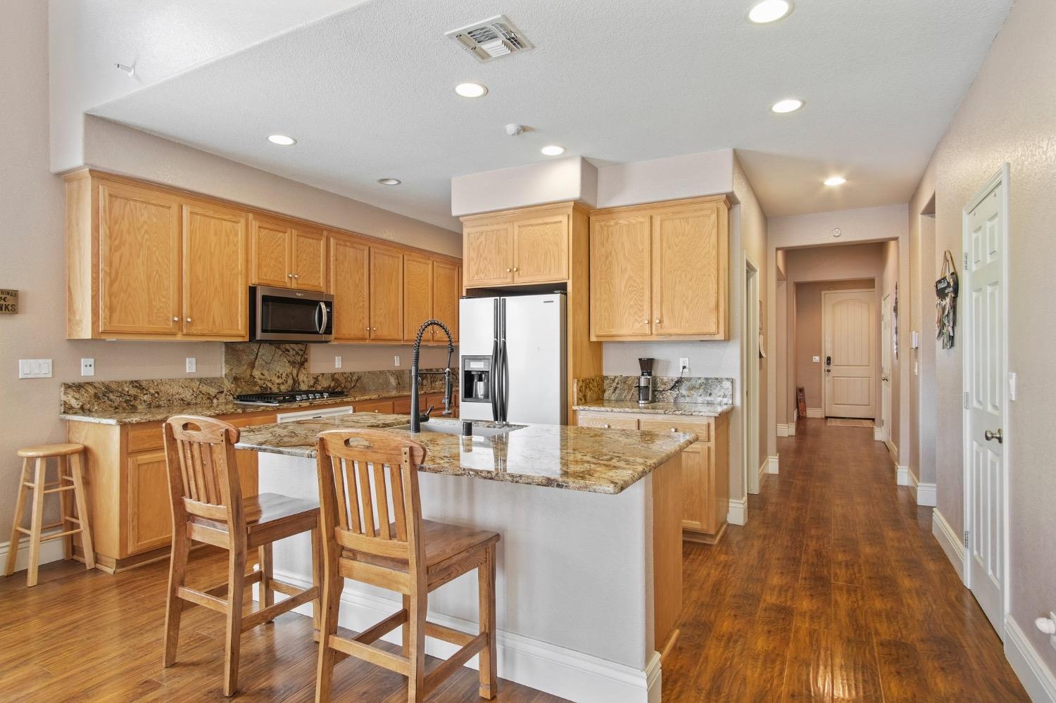 Detail Gallery Image 6 of 19 For 561 Branding Iron St, Oakdale,  CA 95361 - 3 Beds | 3 Baths